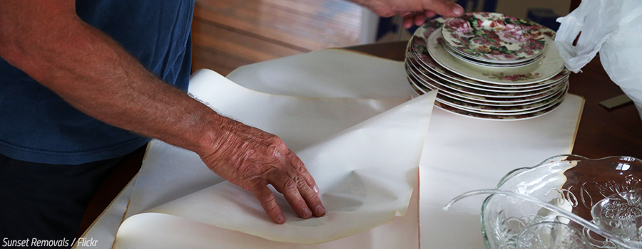 How to pack kitchen plates